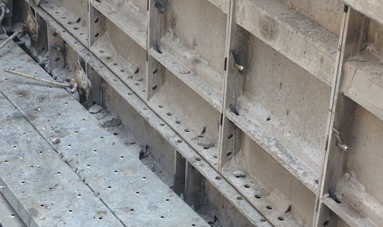 99+ Sự cố coppha nhôm: Nở bê tông 2 cốp pha nhôm mặt biên